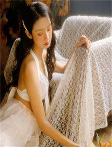 《电车蓝衣-老妇擦她毛荫荫的玥户》